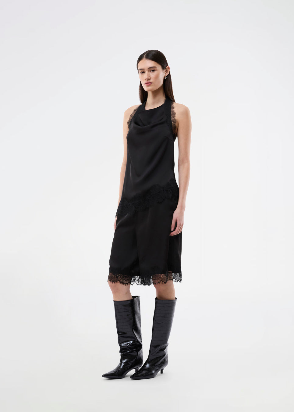 Elegant and lightweight silhouette. TamalMD shorts are designed with a relaxed fit and delicate lace details along the hem, adding a feminine and exclusive touch. Perfect for both comfortable everyday wear and as a stylish element in a modern set.