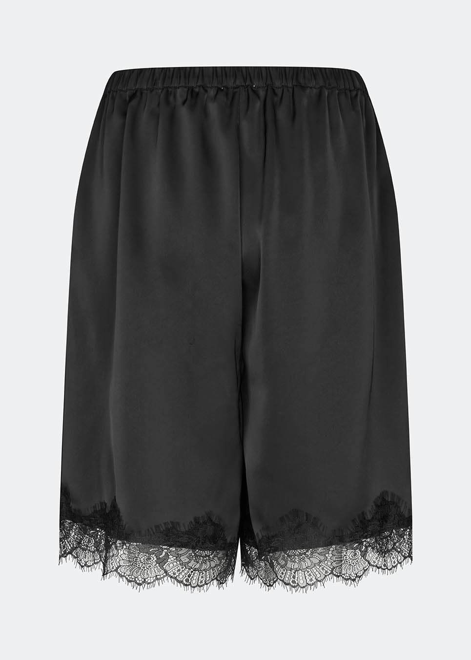 Elegant and lightweight silhouette. TamalMD shorts are designed with a relaxed fit and delicate lace details along the hem, adding a feminine and exclusive touch. Perfect for both comfortable everyday wear and as a stylish element in a modern set.