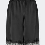 Elegant and lightweight silhouette. TamalMD shorts are designed with a relaxed fit and delicate lace details along the hem, adding a feminine and exclusive touch. Perfect for both comfortable everyday wear and as a stylish element in a modern set.