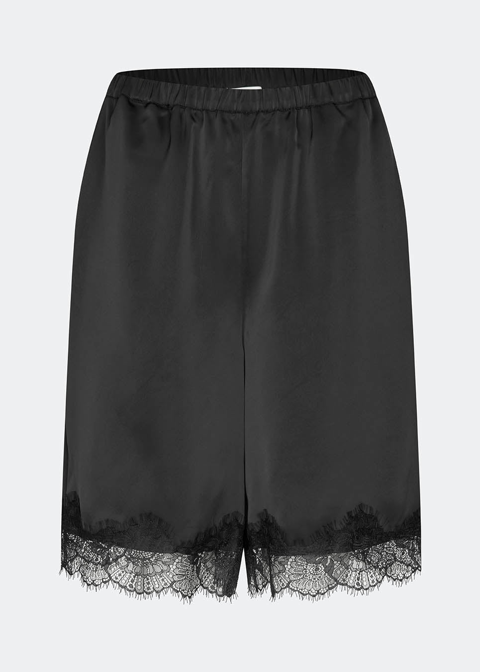 Elegant and lightweight silhouette. TamalMD shorts are designed with a relaxed fit and delicate lace details along the hem, adding a feminine and exclusive touch. Perfect for both comfortable everyday wear and as a stylish element in a modern set.
