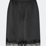 Elegant and lightweight silhouette. TamalMD shorts are designed with a relaxed fit and delicate lace details along the hem, adding a feminine and exclusive touch. Perfect for both comfortable everyday wear and as a stylish element in a modern set.