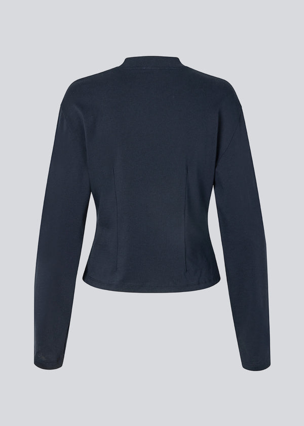Slightly cropped long-sleeved t-shirt in navy in 100% organic cotton. Tampamd t-shirt has a round neck and a fitted look.