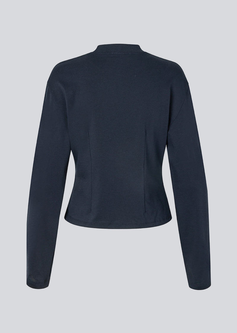 Slightly cropped long-sleeved t-shirt in navy in 100% organic cotton. Tampamd t-shirt has a round neck and a fitted look.