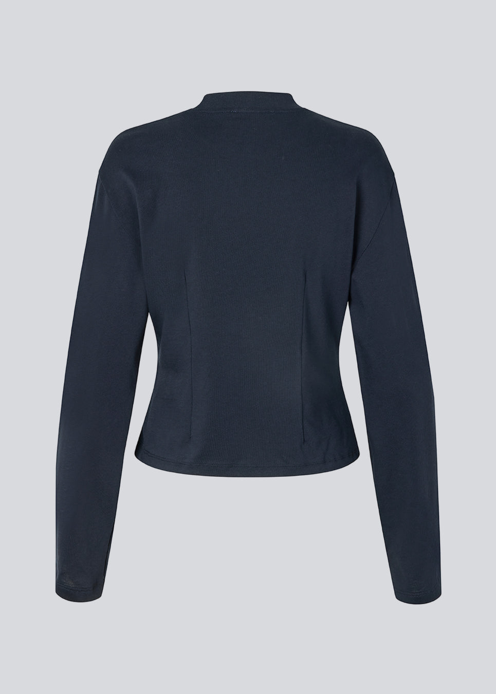 Slightly cropped long-sleeved t-shirt in navy in 100% organic cotton. Tampamd t-shirt has a round neck and a fitted look.