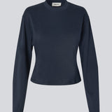 Slightly cropped long-sleeved t-shirt in navy in 100% organic cotton. Tampamd t-shirt has a round neck and a fitted look.