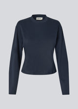 Slightly cropped long-sleeved t-shirt in navy in 100% organic cotton. Tampamd t-shirt has a round neck and a fitted look.