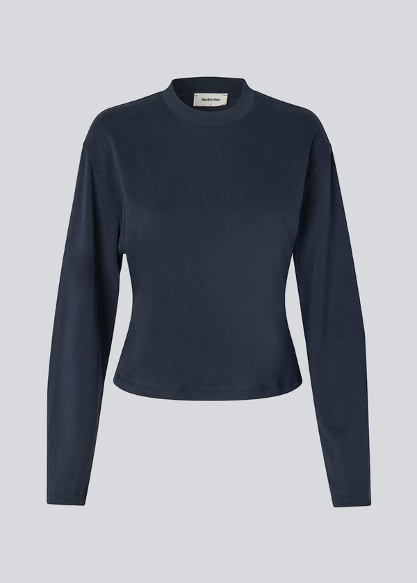 Slightly cropped long-sleeved t-shirt in navy in 100% organic cotton. Tampamd t-shirt has a round neck and a fitted look.