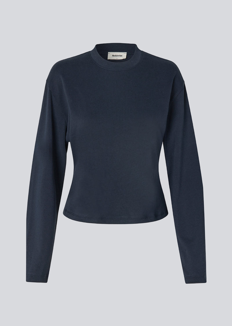 Slightly cropped long-sleeved t-shirt in navy in 100% organic cotton. Tampamd t-shirt has a round neck and a fitted look.