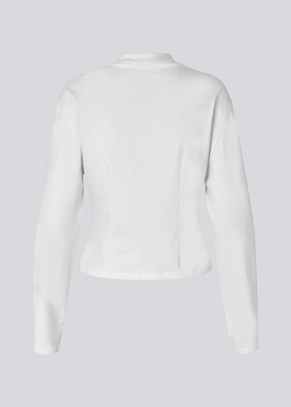 Slightly cropped long-sleeved t-shirt in white in 100% organic cotton. Tampamd LS t-shirt has a round neck and a fitted look.