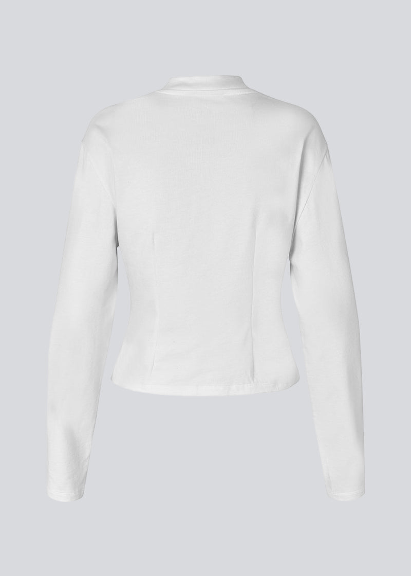 Slightly cropped long-sleeved t-shirt in white in 100% organic cotton. Tampamd LS t-shirt has a round neck and a fitted look.