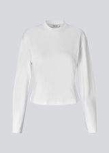 Slightly cropped long-sleeved t-shirt in white in 100% organic cotton. Tampamd LS t-shirt has a round neck and a fitted look.