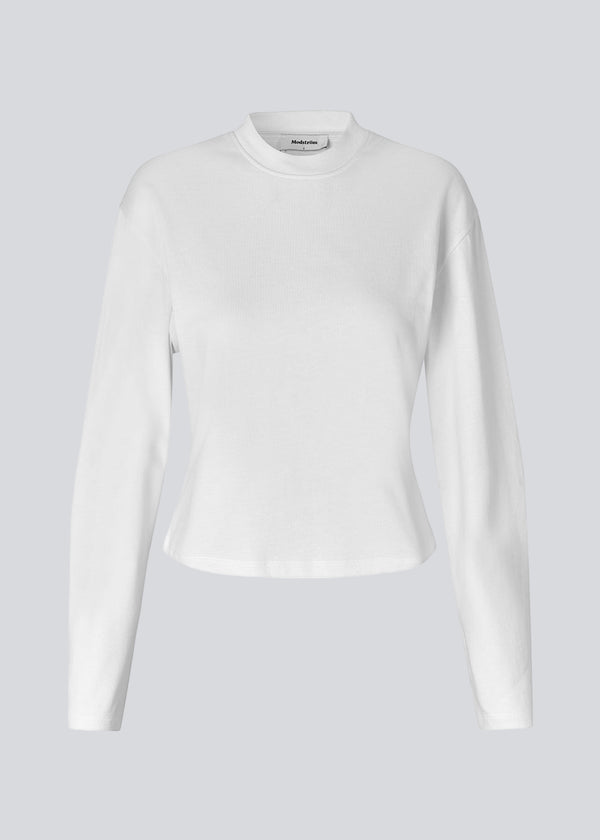 Slightly cropped long-sleeved t-shirt in white in 100% organic cotton. Tampamd LS t-shirt has a round neck and a fitted look.