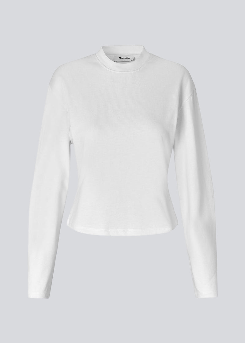 Slightly cropped long-sleeved t-shirt in white in 100% organic cotton. Tampamd LS t-shirt has a round neck and a fitted look.