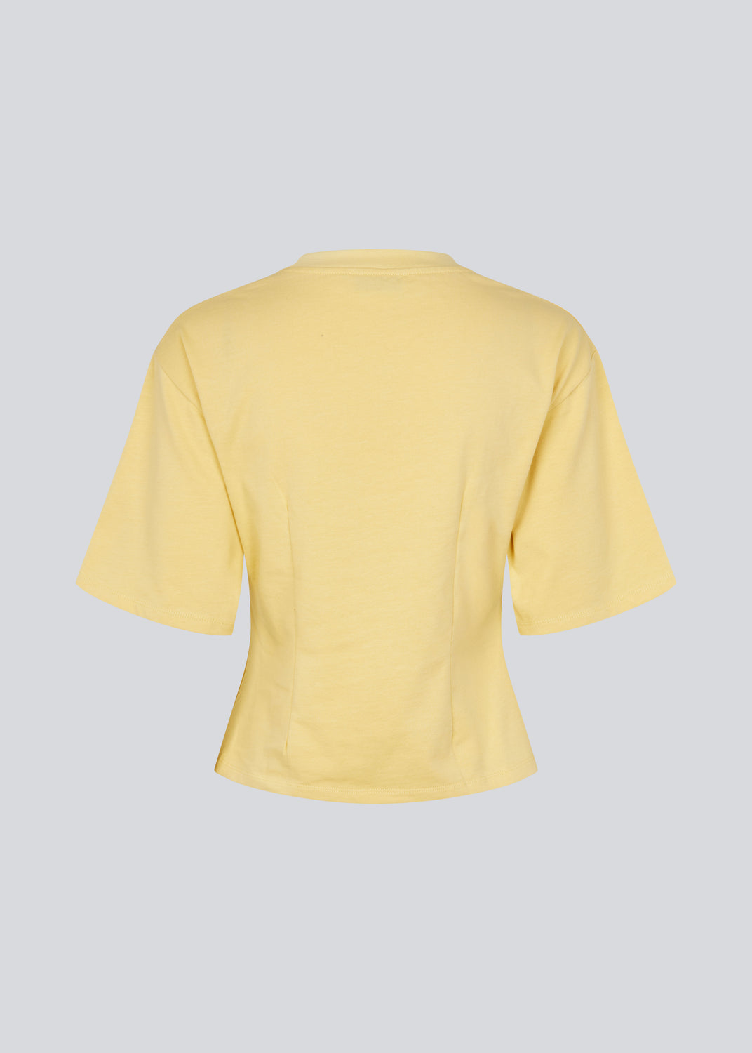 Slighly cropped t-shirt in yellow in 100% organic cotton. Tampamd t-shirt has a round neck and a fitted look.
