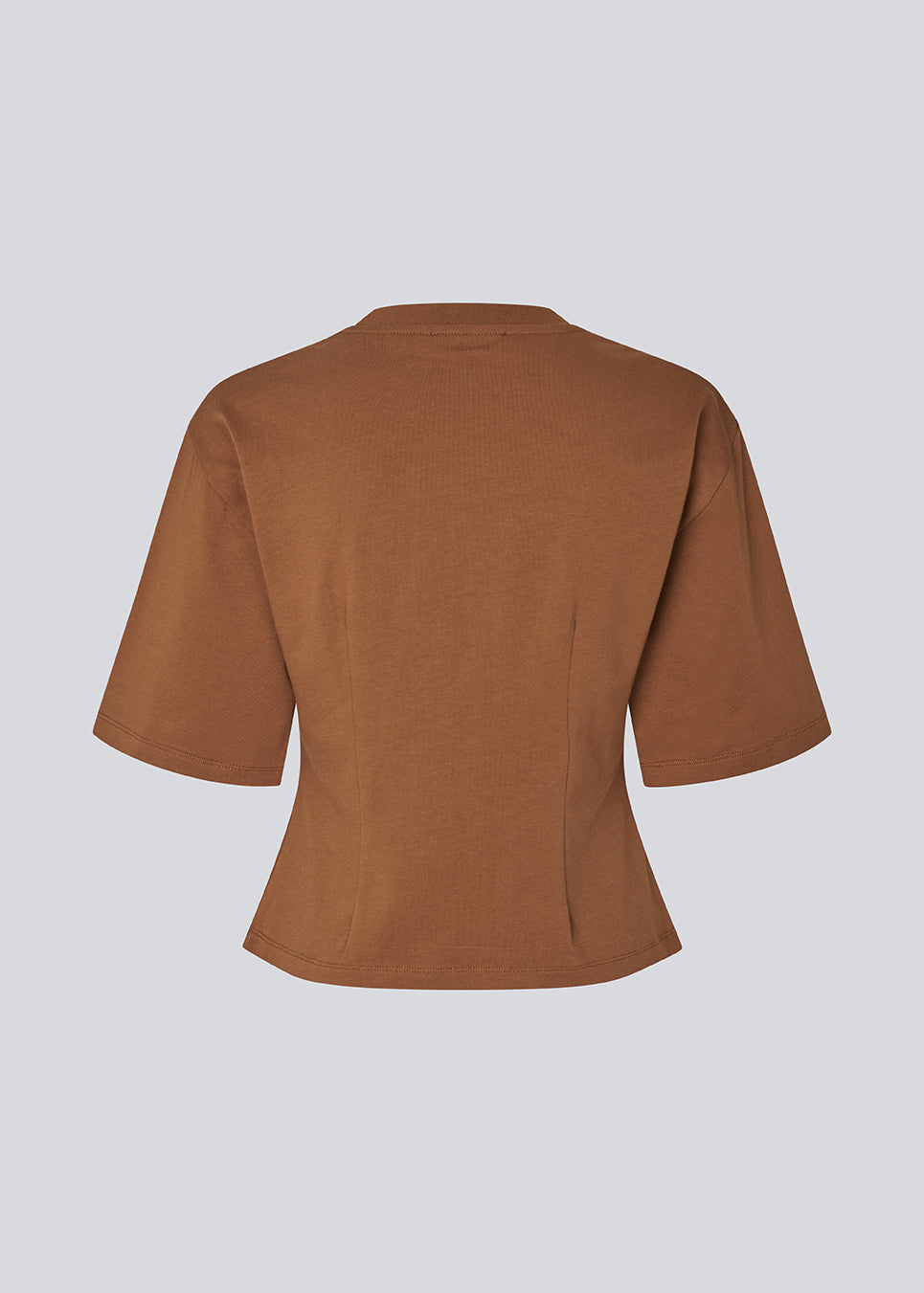 Slighly cropped t-shirt in 100% organic cotton. Tampamd t-shirt has a round neck and a fitted look.