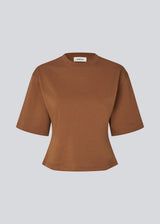 Slighly cropped t-shirt in 100% organic cotton. Tampamd t-shirt has a round neck and a fitted look.