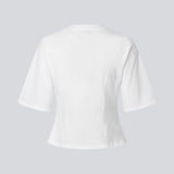 Slightly cropped white t-shirt in 100% organic cotton. Tampamd t-shirt has a round neck and a fitted look.