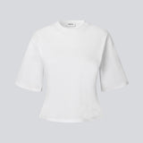 Slightly cropped white t-shirt in 100% organic cotton. Tampamd t-shirt has a round neck and a fitted look.