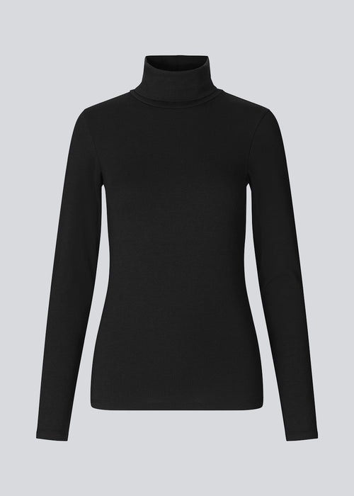 Nice high-necked blouse in black in a tight fit, which is perfect for any occasion and a basic must-have in your wardrobe. The blouse has a tight fit.
