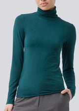 Nice high-necked knit in a tight fit, which is perfect for any occasion. 