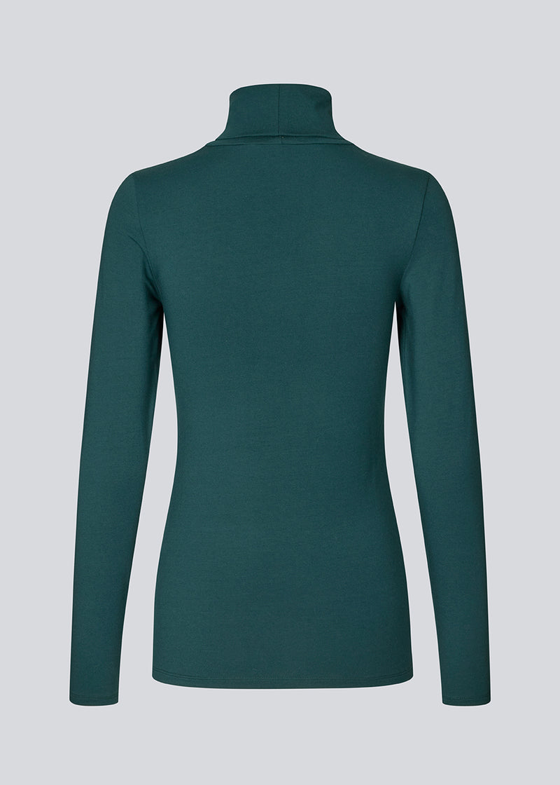 Nice high-necked knit in a tight fit, which is perfect for any occasion. 