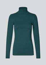 Nice high-necked knit in a tight fit, which is perfect for any occasion. 