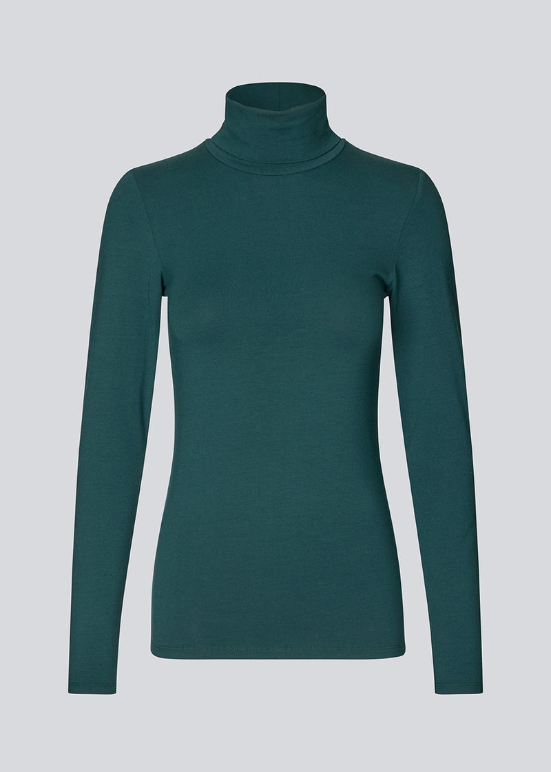 Nice high-necked knit in a tight fit, which is perfect for any occasion. 