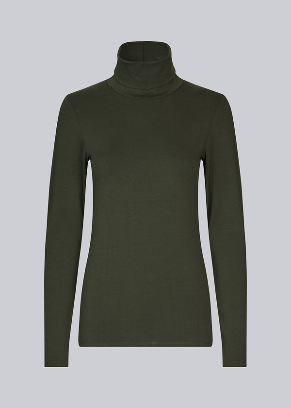 Nice high-necked green thin knit in a tight fit, which is perfect for any occasion.&nbsp;
