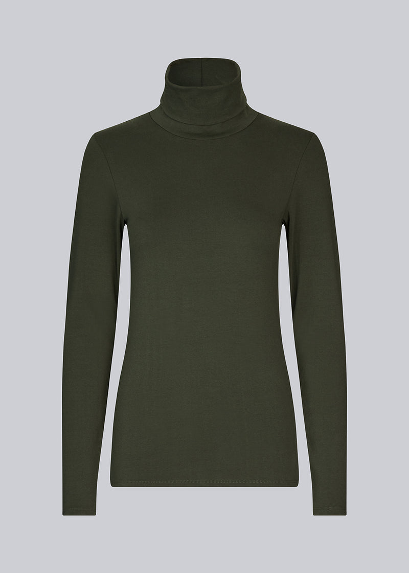 Nice high-necked green thin knit in a tight fit, which is perfect for any occasion.&nbsp;
