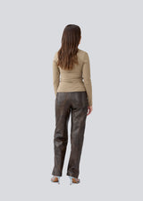 Nice brown high-necked knit in a tight fit, which is perfect for any occasion. The model is 173 cm and wears a size S/36
