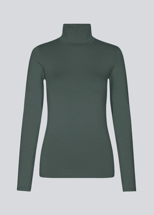 Nice high-necked blouse in dark green in a tight fit, which is perfect for any occasion.&nbsp;