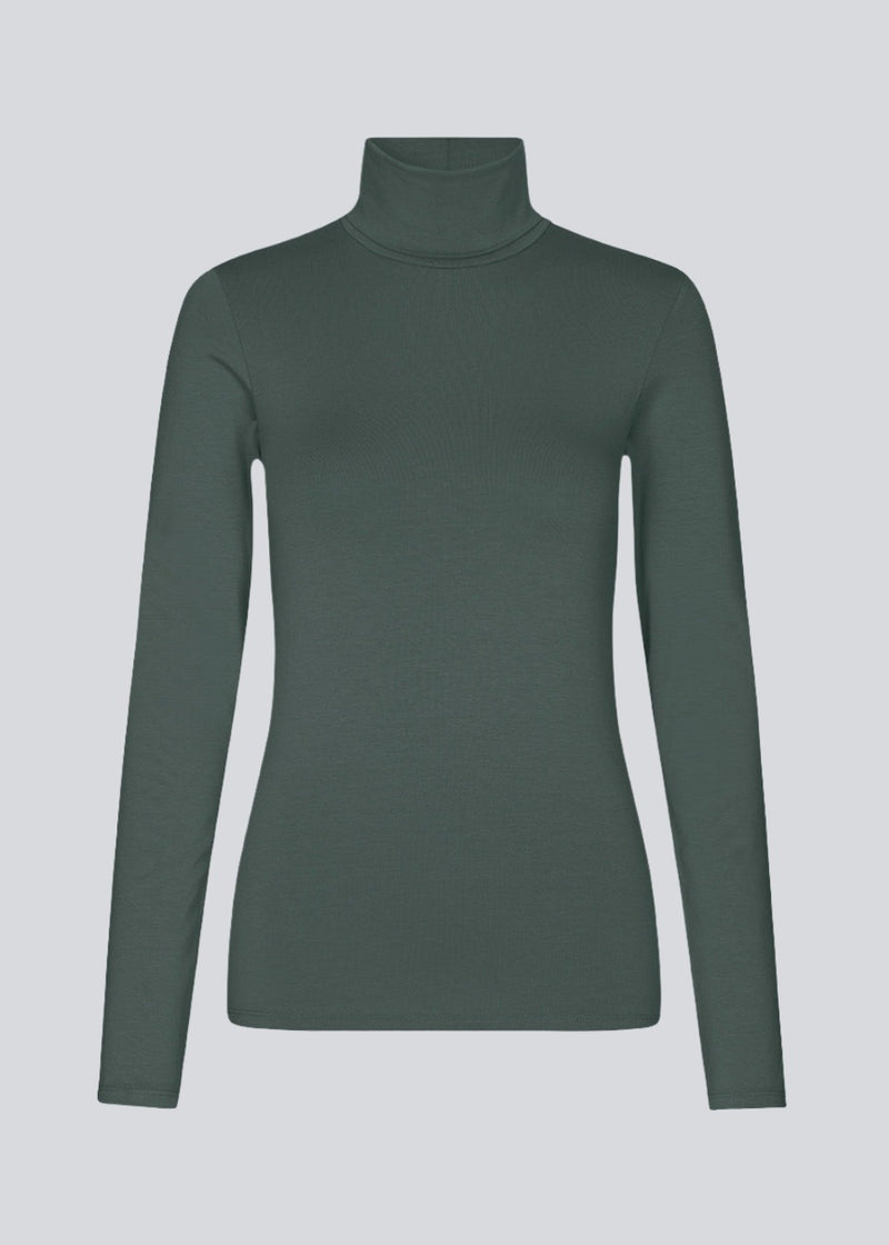 Nice high-necked blouse in dark green in a tight fit, which is perfect for any occasion.&nbsp;