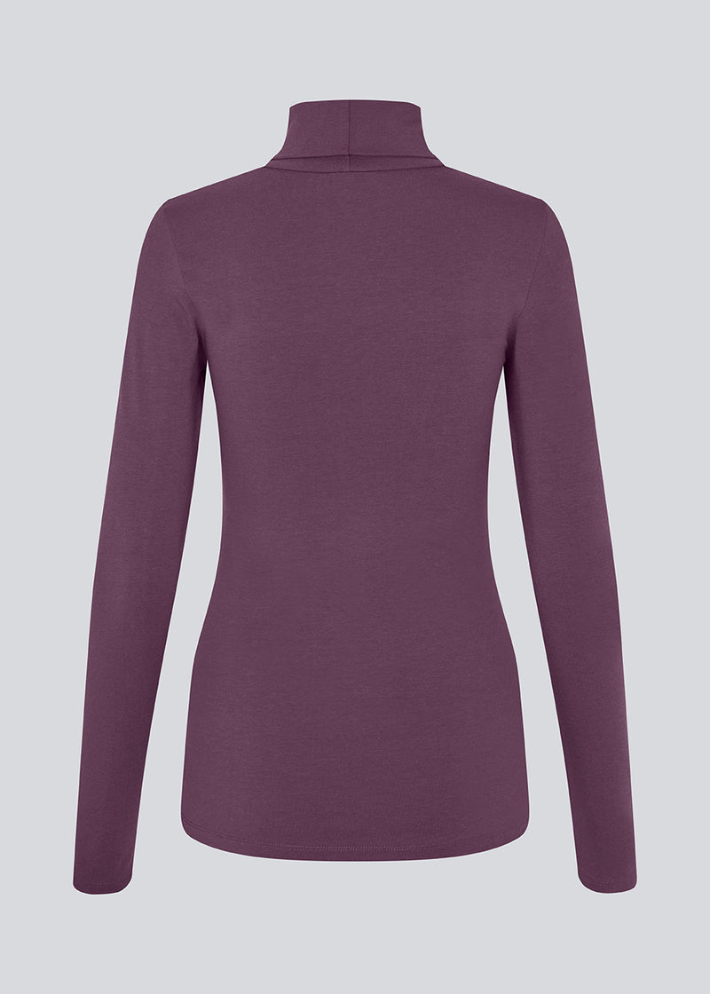 Nice high-necked knit in a tight fit, which is perfect for any occasion.&nbsp;