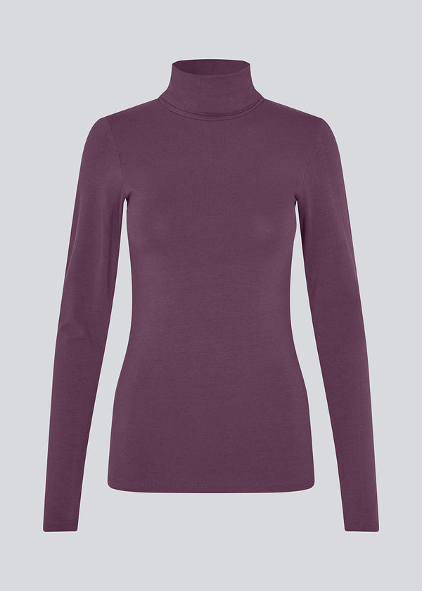 Nice high-necked knit in a tight fit, which is perfect for any occasion.&nbsp;