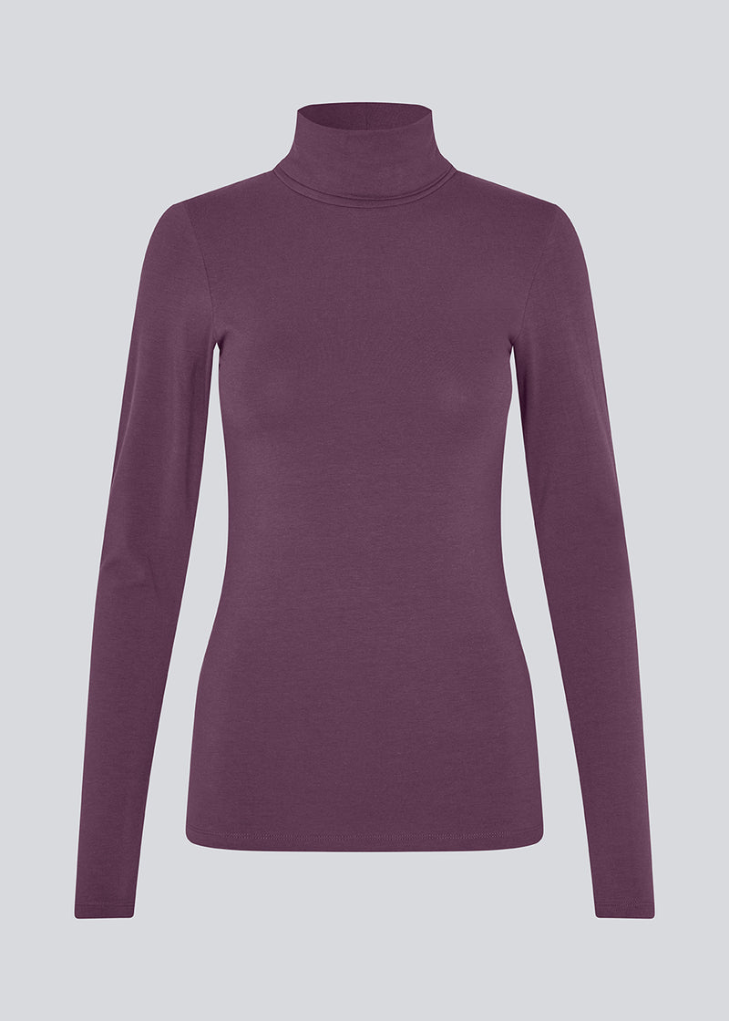 Nice high-necked knit in a tight fit, which is perfect for any occasion.&nbsp;