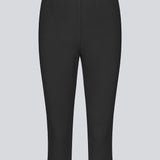 Black capri pants in a soft jersey material. Tanny capri pants has an elastic waistband and a slit with a zipper. The model is 175 cm and wears a size S/36.
