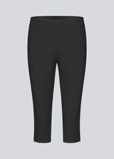 Black capri pants in a soft jersey material. Tanny capri pants has an elastic waistband and a slit with a zipper. The model is 175 cm and wears a size S/36.
