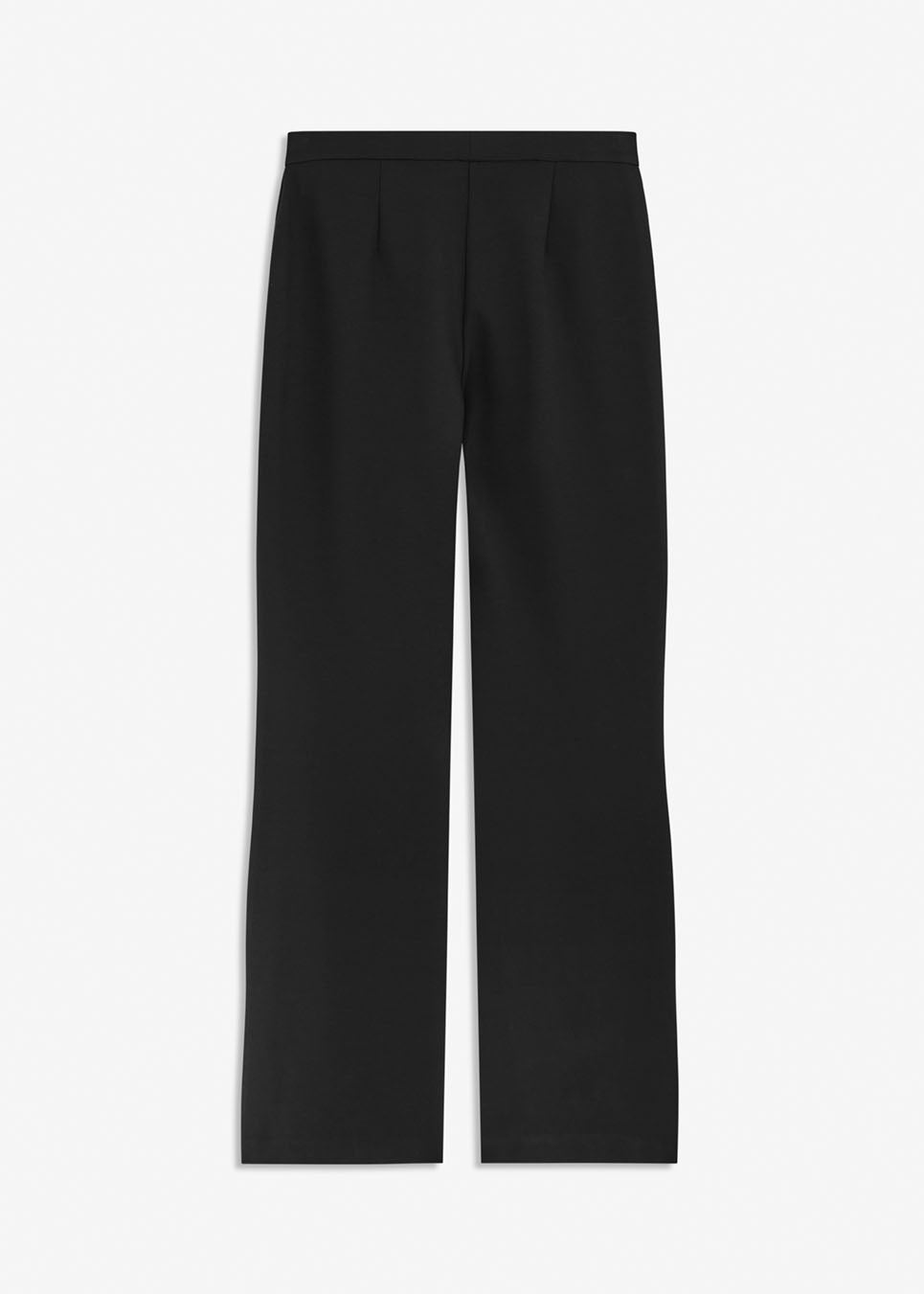 Nice pants with flared legs and front pockets. The stretchy material and elastic waist create the perfect fit. Tanny Flare pants in Black are a must-have basic style in your wardrobe. The model is 174 cm and wears a size S/36
