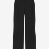 Nice pants with flared legs and front pockets. The stretchy material and elastic waist create the perfect fit. Tanny Flare pants in Black are a must-have basic style in your wardrobe. The model is 174 cm and wears a size S/36
