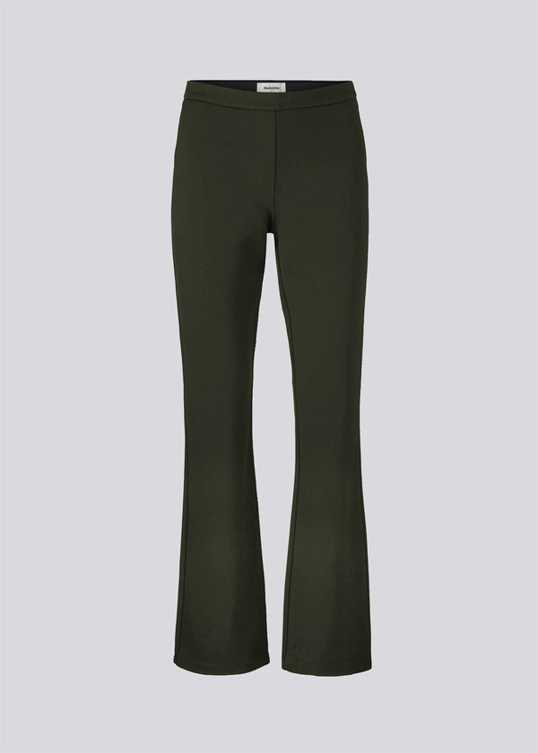 Nice pants with flared legs and front pockets. In dark green. The stretchy material and elastic waist create the perfect fit. The model is 174 cm and wears a size S/36