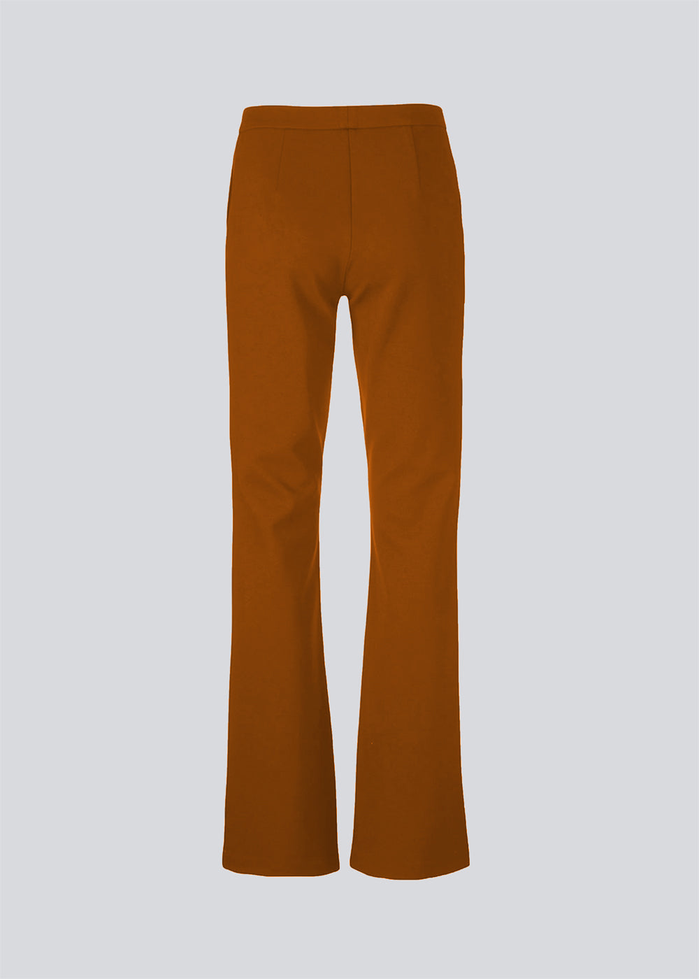 Nice pants with flared legs and front pockets. In the color maple. The stretchy material and elastic waist create the perfect fit.