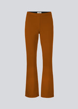 Nice pants with flared legs and front pockets. In the color maple. The stretchy material and elastic waist create the perfect fit.