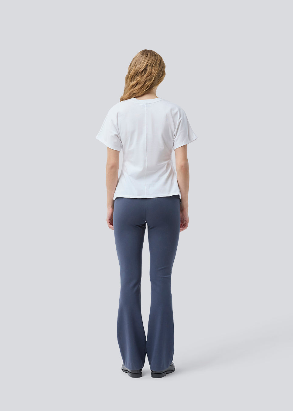 Nice pants with flared legs and front pockets. The stretchy material and elastic waist creates the perfect fit. The model is 174 cm and wears a size S/36