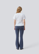 Nice pants with flared legs and front pockets. The stretchy material and elastic waist creates the perfect fit. The model is 174 cm and wears a size S/36