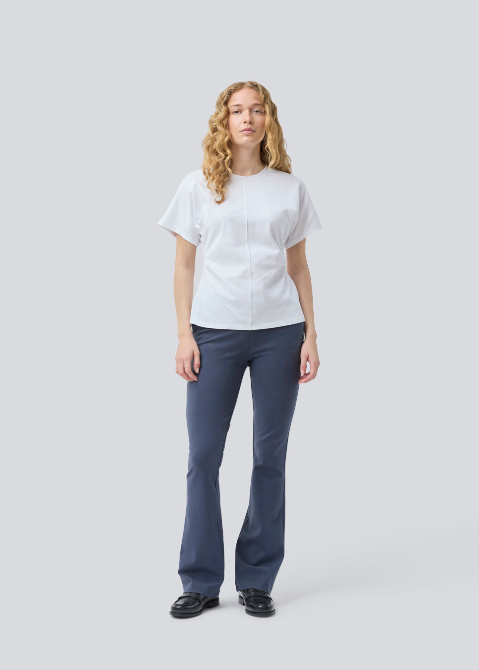 Nice pants with flared legs and front pockets. The stretchy material and elastic waist creates the perfect fit. The model is 174 cm and wears a size S/36