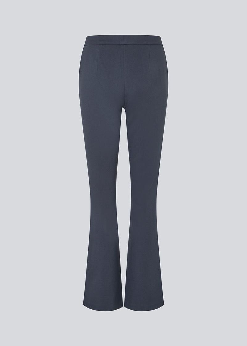 Nice pants with flared legs and front pockets. The stretchy material and elastic waist creates the perfect fit. The model is 174 cm and wears a size S/36
