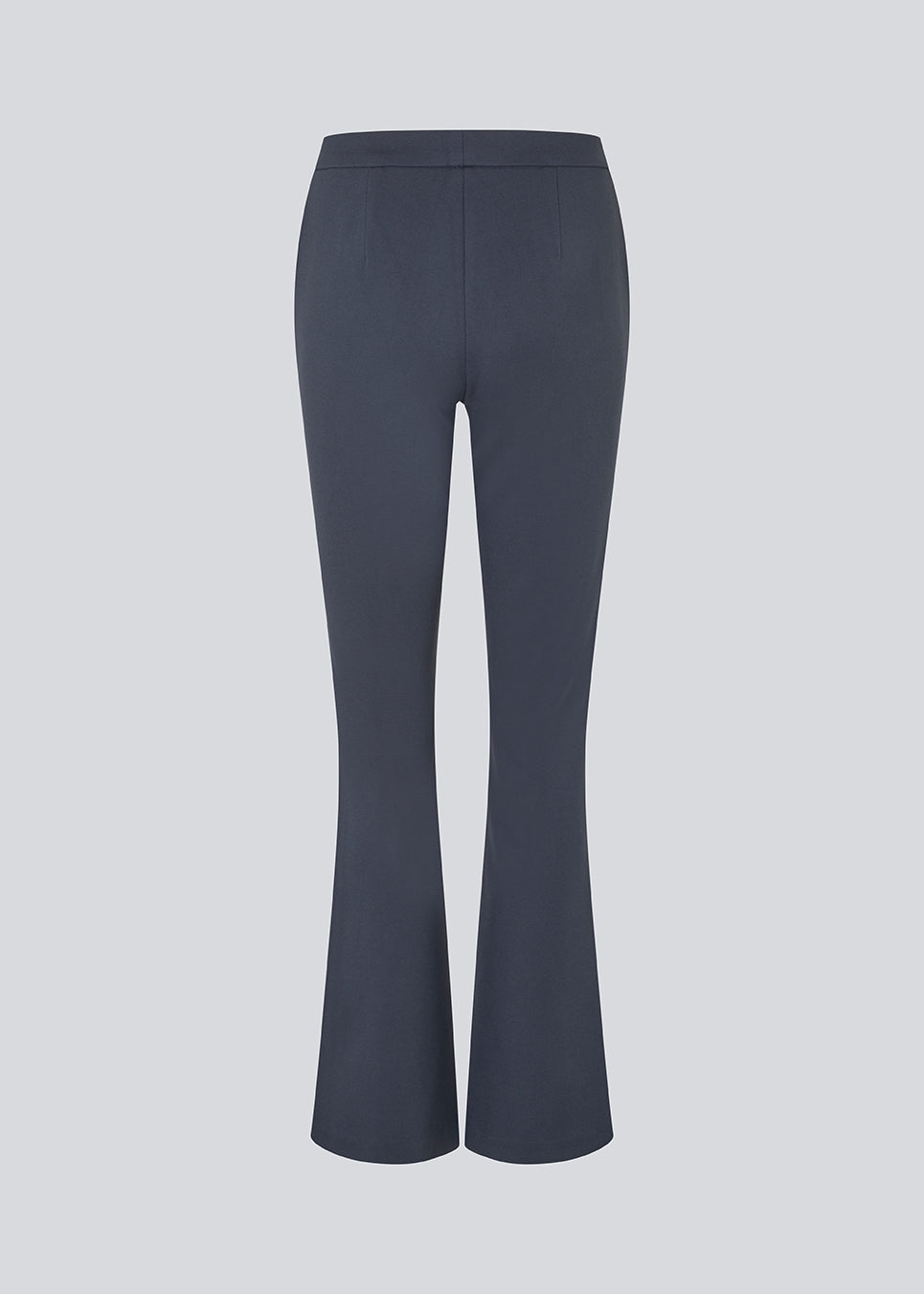 Nice pants with flared legs and front pockets. The stretchy material and elastic waist creates the perfect fit. The model is 174 cm and wears a size S/36