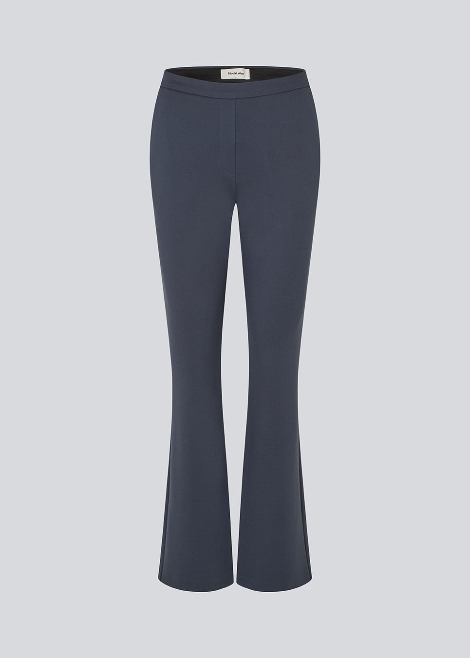 Nice pants with flared legs and front pockets. The stretchy material and elastic waist creates the perfect fit. The model is 174 cm and wears a size S/36