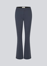 Nice pants with flared legs and front pockets. The stretchy material and elastic waist creates the perfect fit. The model is 174 cm and wears a size S/36