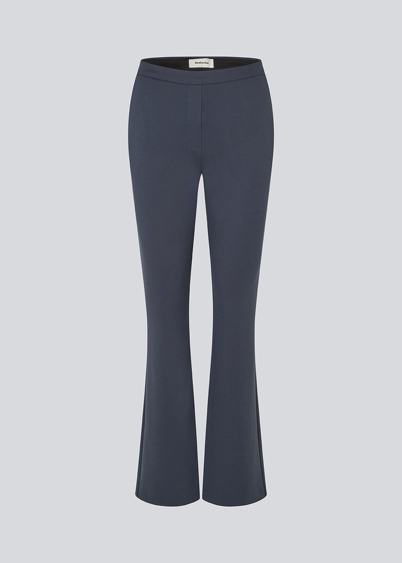 Nice pants with flared legs and front pockets. The stretchy material and elastic waist creates the perfect fit. The model is 174 cm and wears a size S/36
